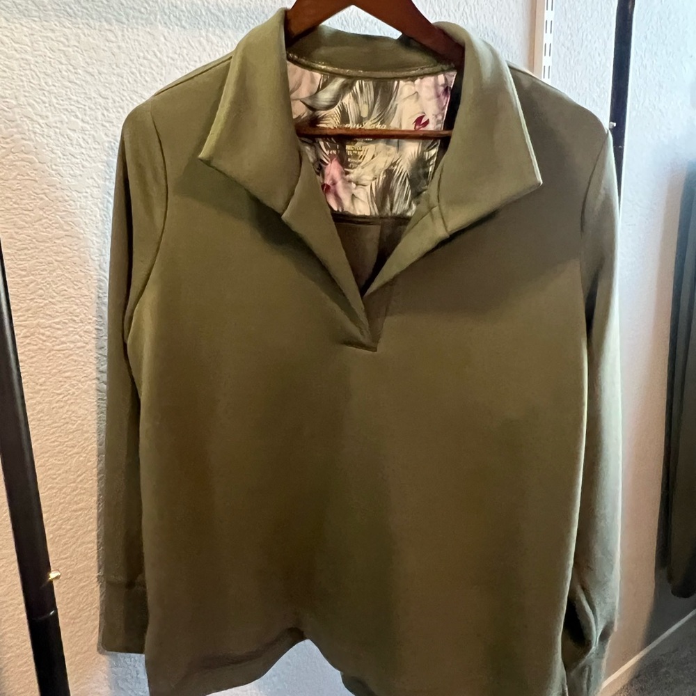 Tommy Bahama Two Piece Two Palms Voyage Sweatshirt and Pin Tuck Pants Set - Picture 3 of 14
